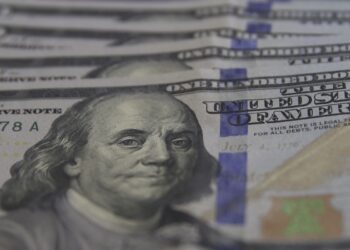 Dólar cai para R$ 5,03 com alívio geopolítico e foco nos EUA