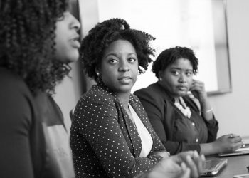 Desemprego entre mulheres negras jovens chega a 24,7%, aponta estudo