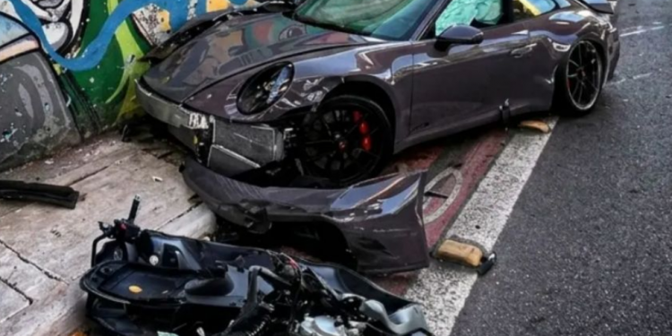 Motorista de Porsche provoca colisão com motos e carros após perder o controle na Zona Sul de São Paulo
